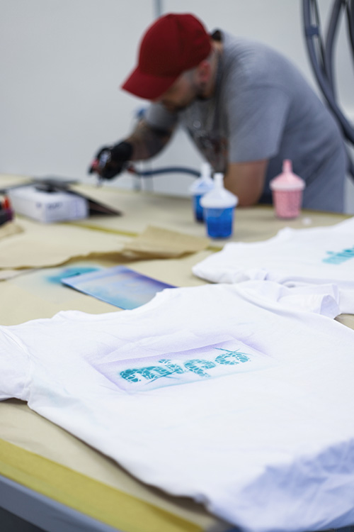 De nieuwe stagiairs ontwierpen T-shirts met de airbrushtechniek.